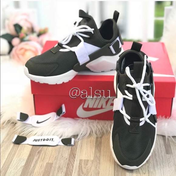 NWT Nike Air Huarache City Low Cargo Khaki WMNS. - Picture 7 of 8